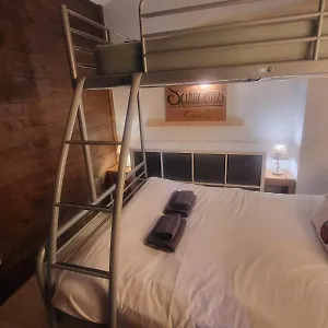  Hébergement de vacances Cascades, 3 Bedroom Chalet With Shared Pool. France